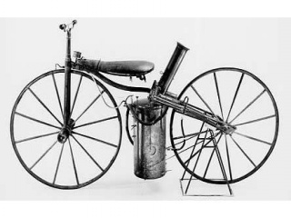 Първият моторизиран велосипед е бил ... с двигател на пара